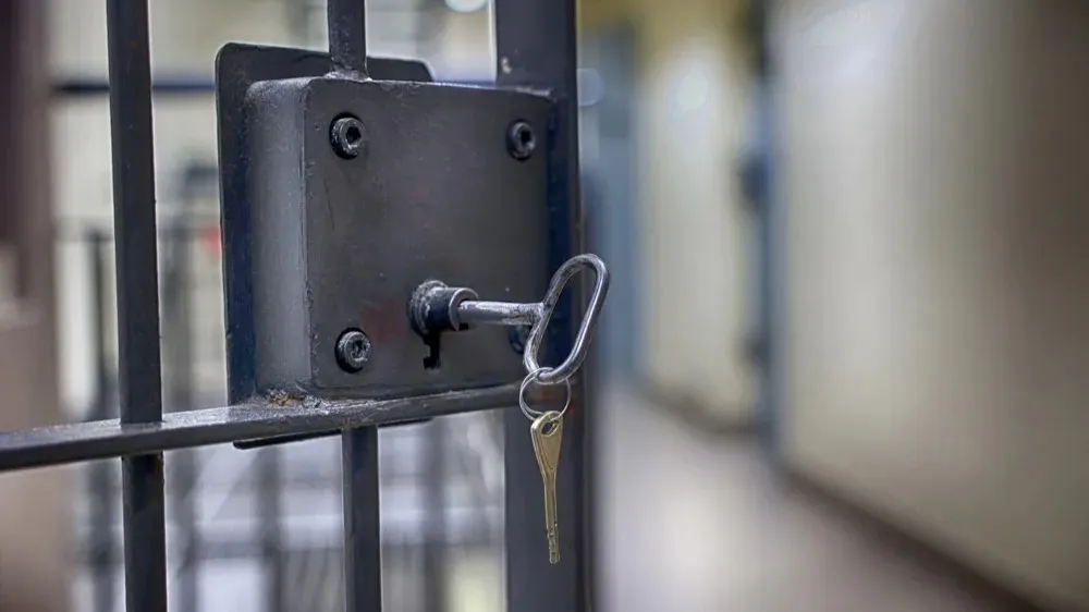 Скандал в тюрьме: Надзиратель завела романы с тремя заключёнными и обокрала их