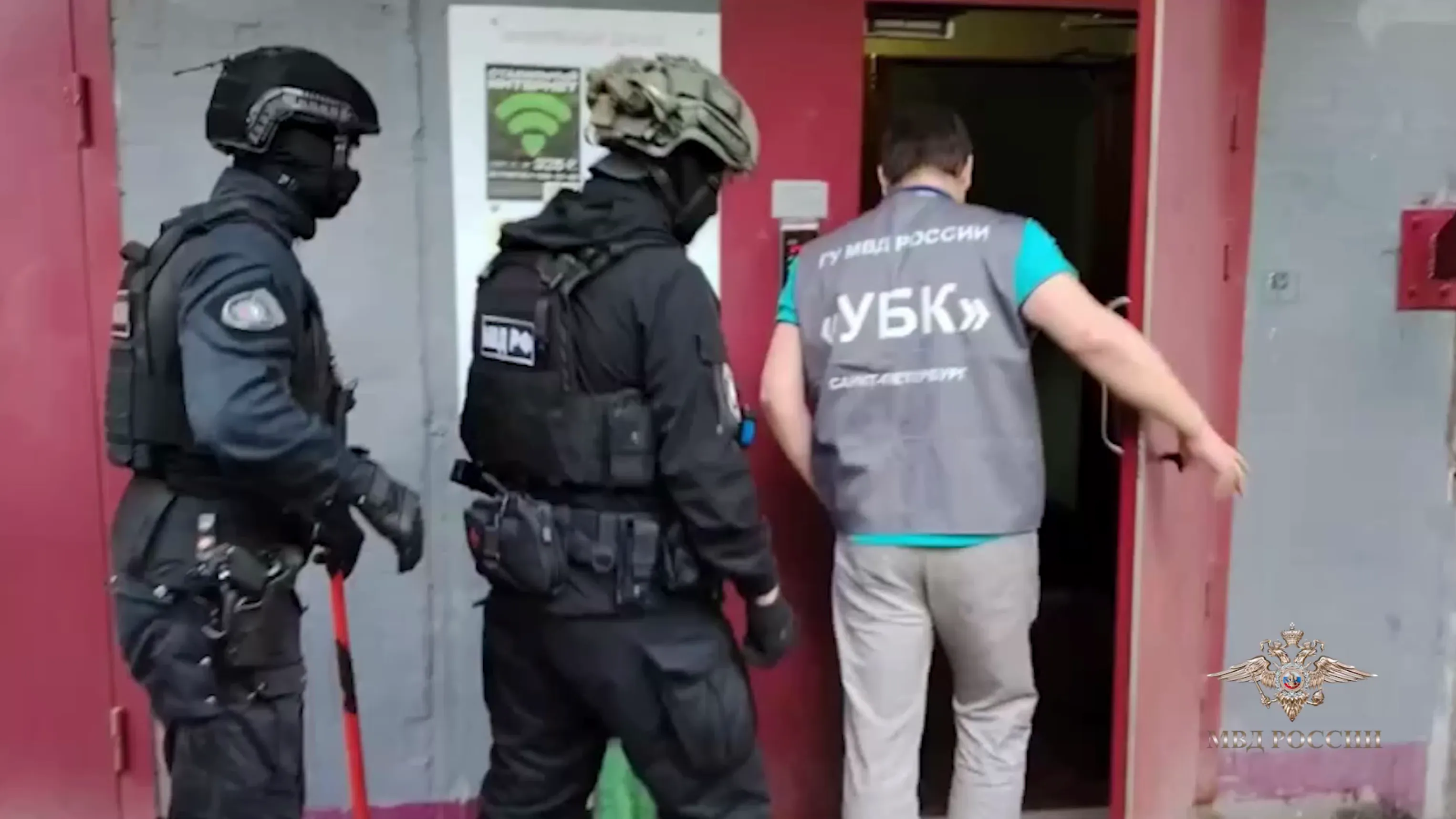 Тысячи мигрантов легализовали через взломанные аккаунты россиян на «Госуслугах»