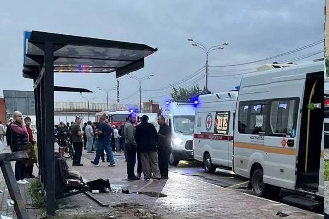 В Подмосковье иномарка протаранила остановку с людьми, есть пострадавшие