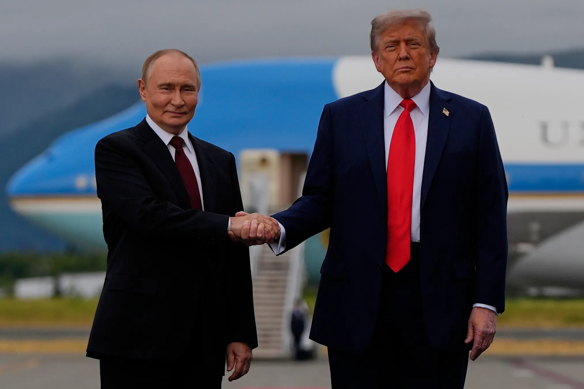 «Дональд волнуется»: Путин не дал Трампу провернуть трюк с рукопожатием, отметила эксперт по протоколу