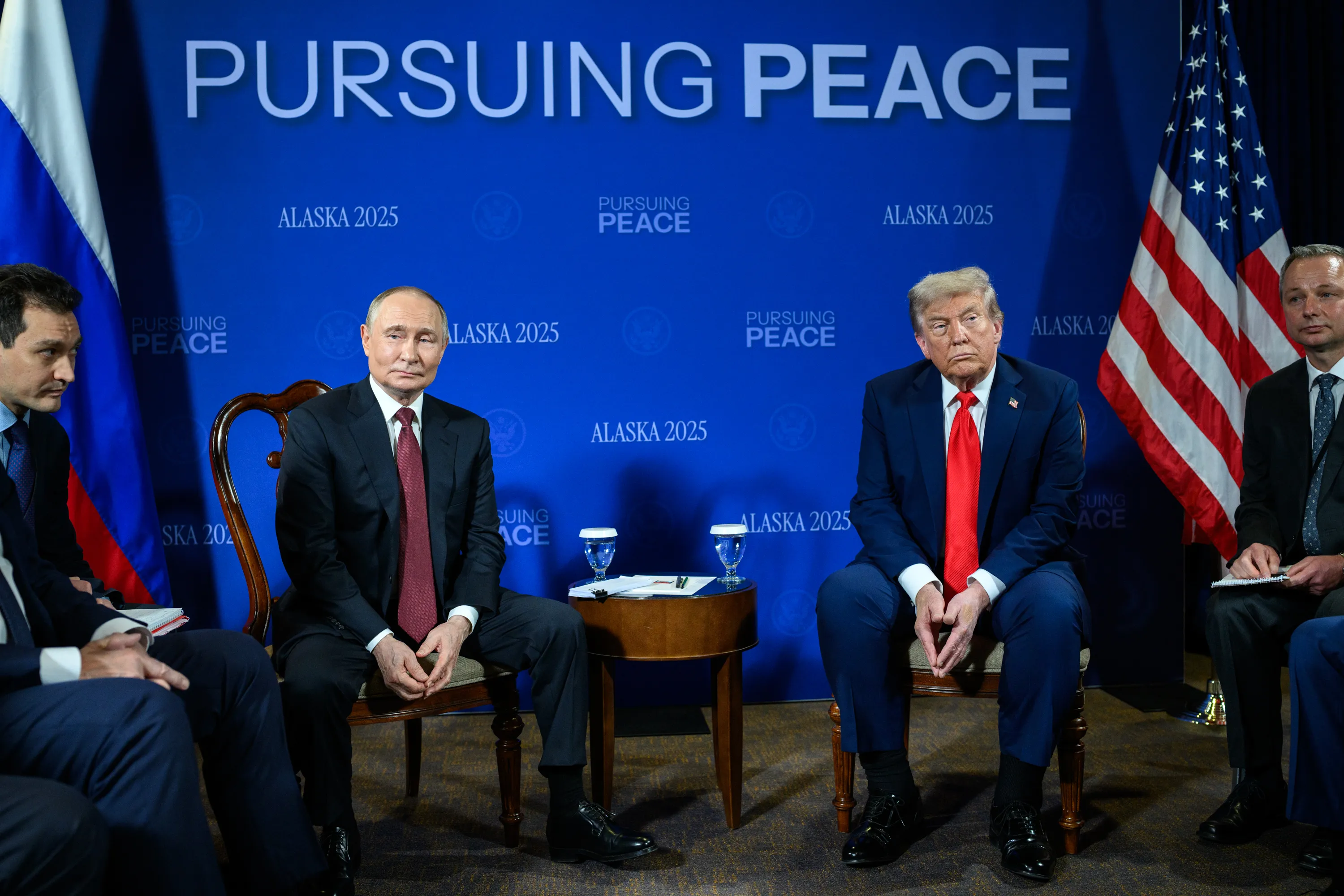 Трамп собрался вернуться в Вашингтон, отказавшись от обеда на саммите на Аляске