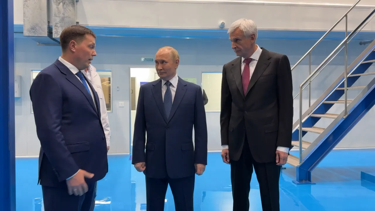 «Что за зверь?» Путину в Магадане показали консервы из морского зайца