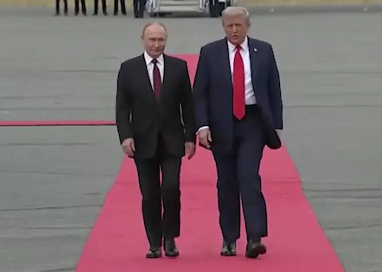 Путин и Трамп выбрали красные галстуки для встречи на Аляске