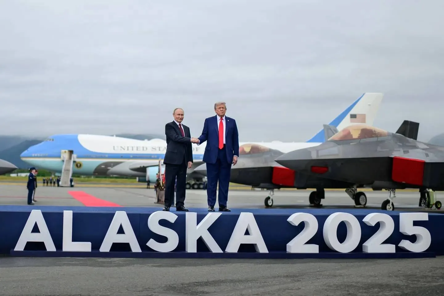 Секретная служба США проверяла еду гостей перед встречей Путина с Трампом