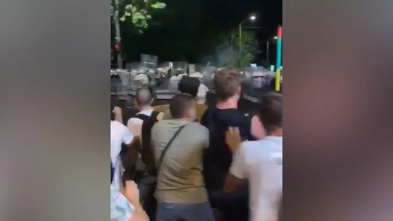 Протестующие забросали пиротехникой офис правящей партии в сербском Валево
