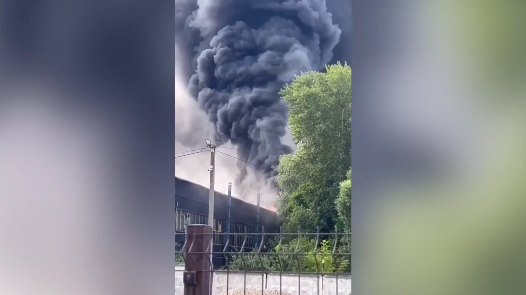 Мощный пожар вспыхнул в Раменском на территории бывшего завода