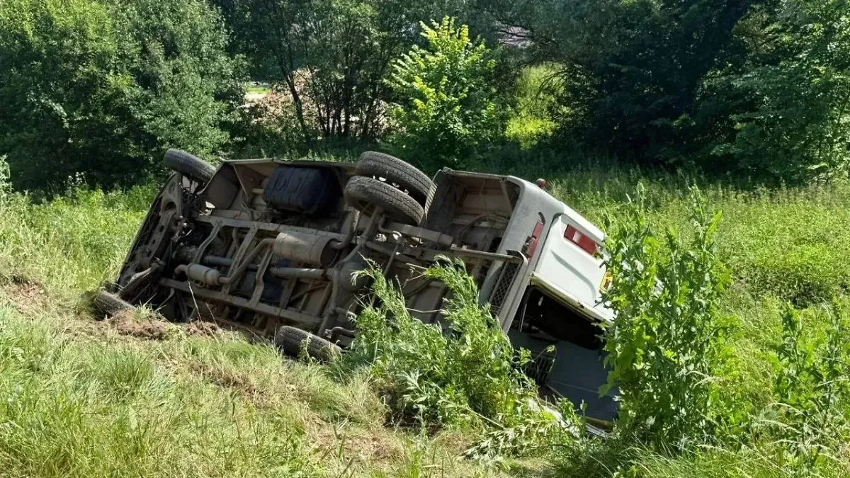 Автобус с 48 пассажирами съехал в кювет и опрокинулся в Мордовии: много пострадавших