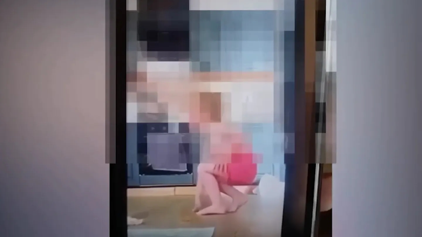 В Тюмени женщина голой избивала дочь подруги и заставляла есть гречку с пола