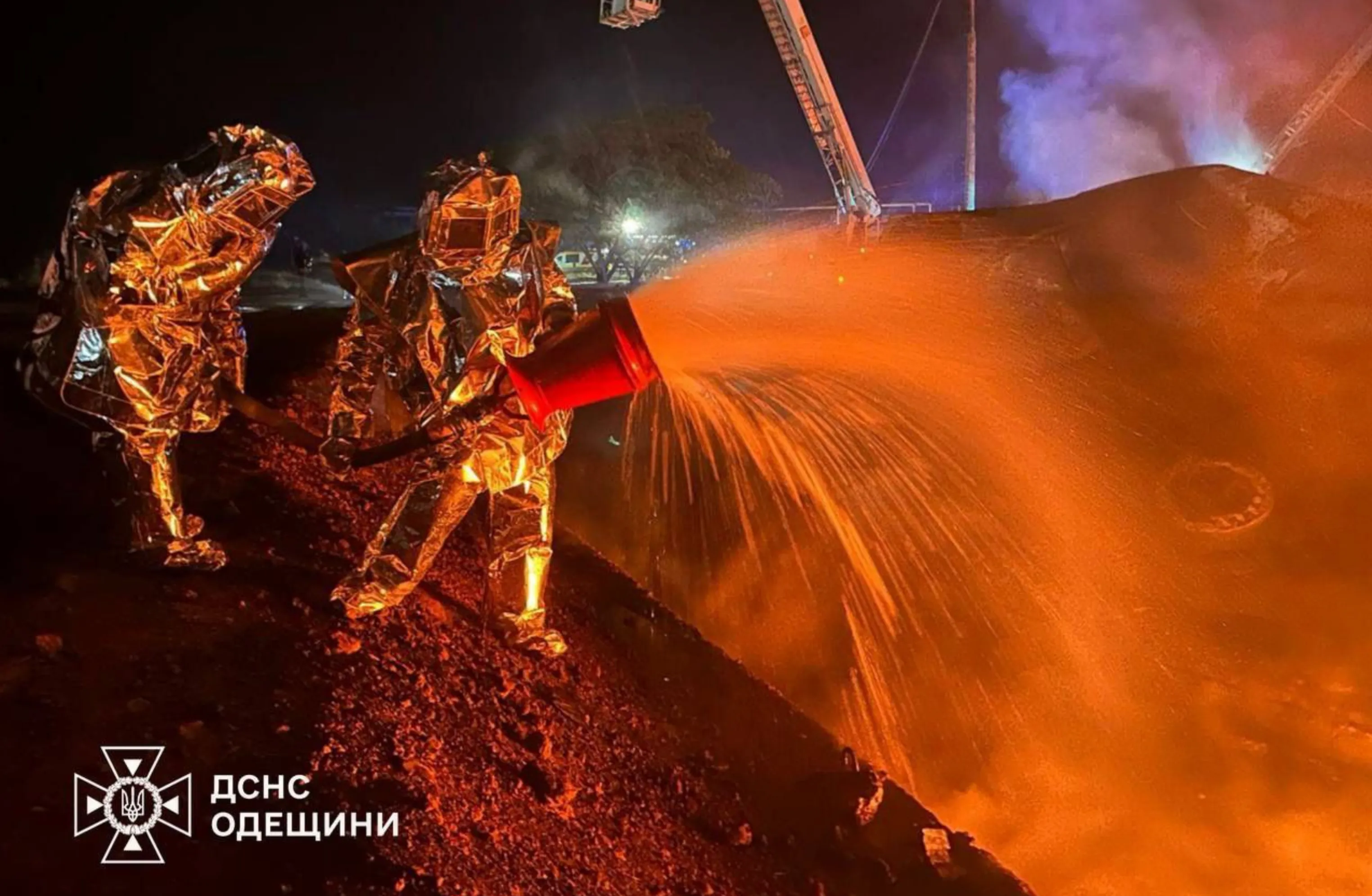 30 взрывов, бешеное пламя: Армия России разнесла нефтебазу Triton и танкер у причала в Измаиле