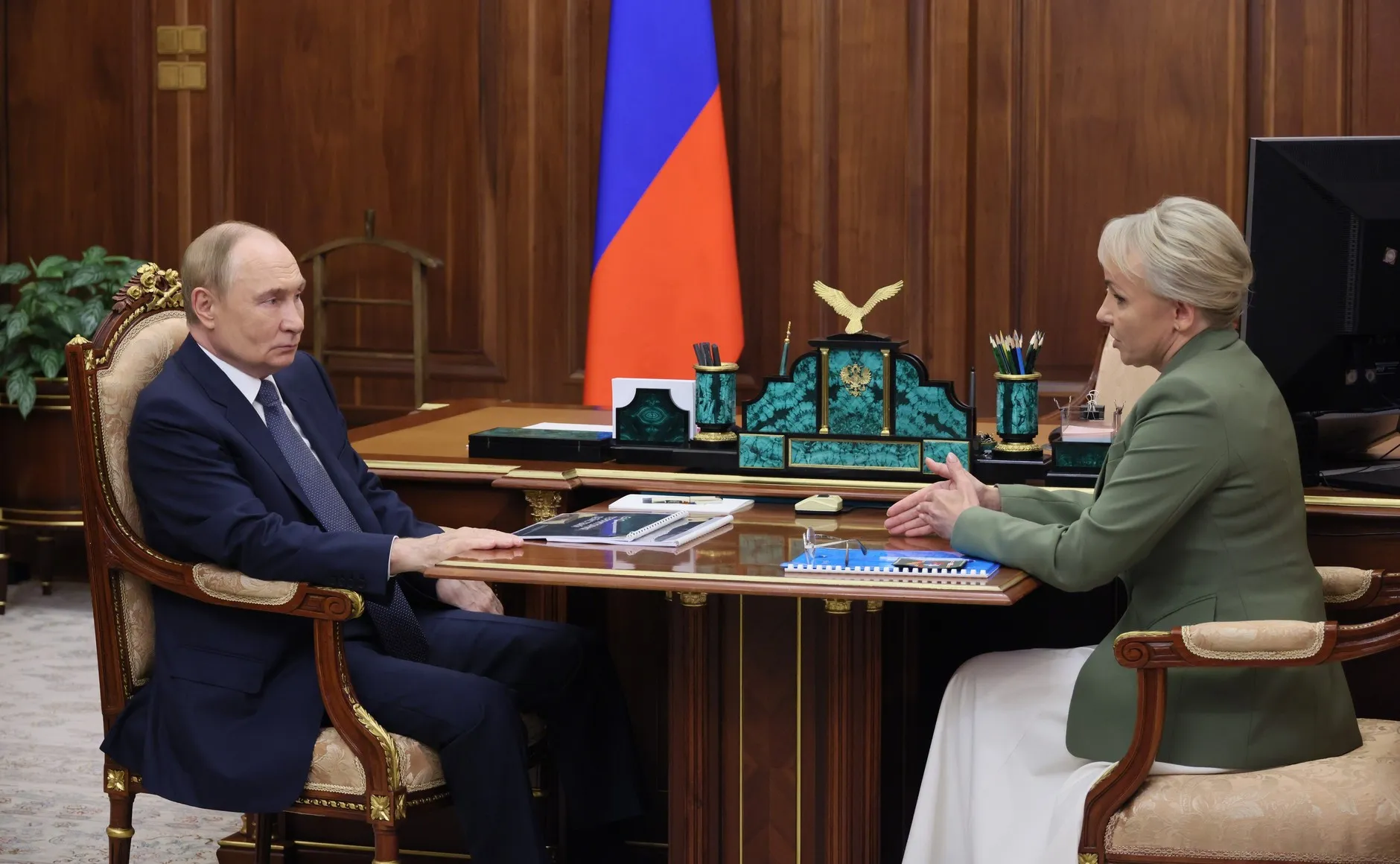 Путину преподнесли в подарок шеврон «Доблесть Хингана»