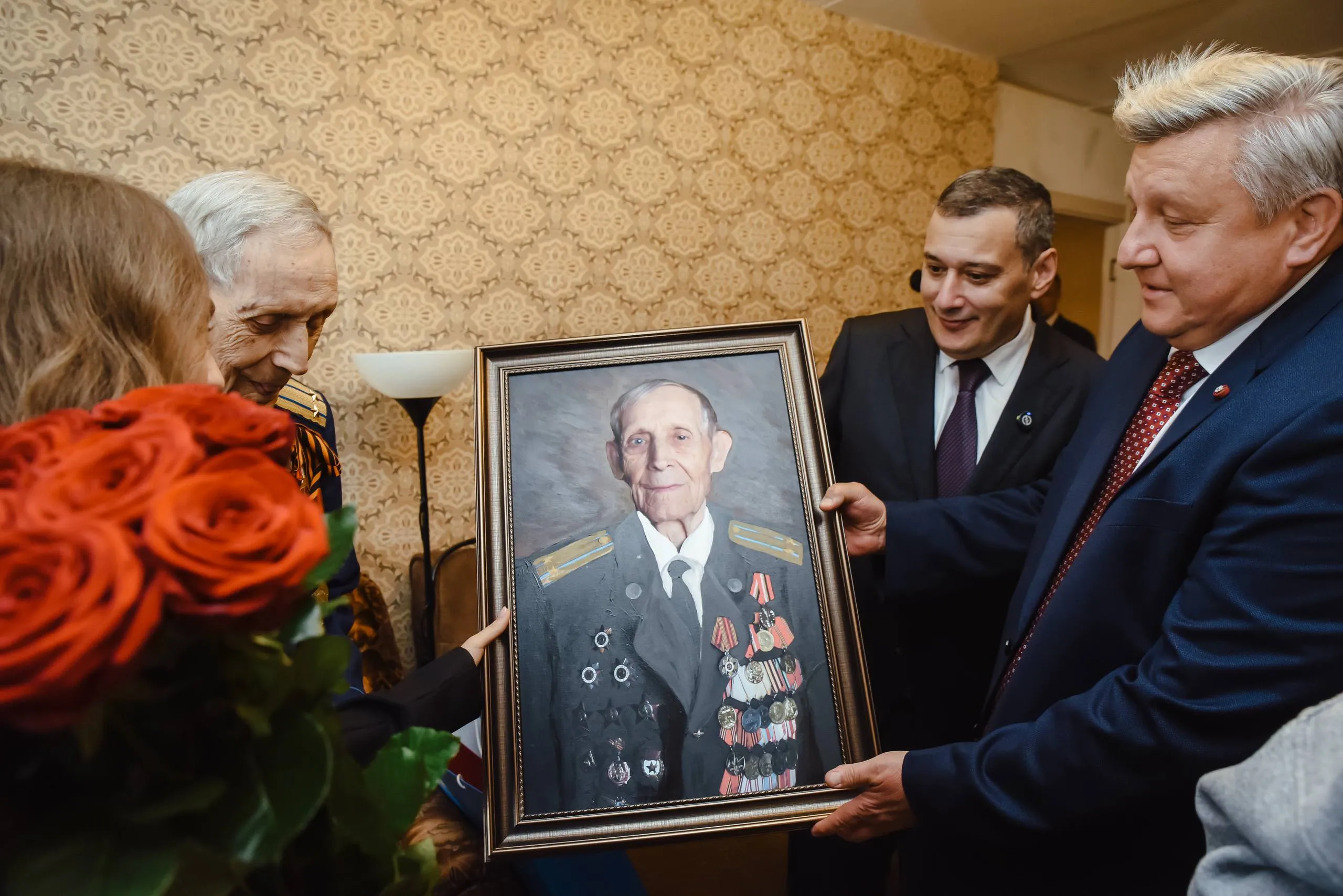 Хинштейн поздравил 102-летнего ветерана с годовщиной Победы в Курской битве