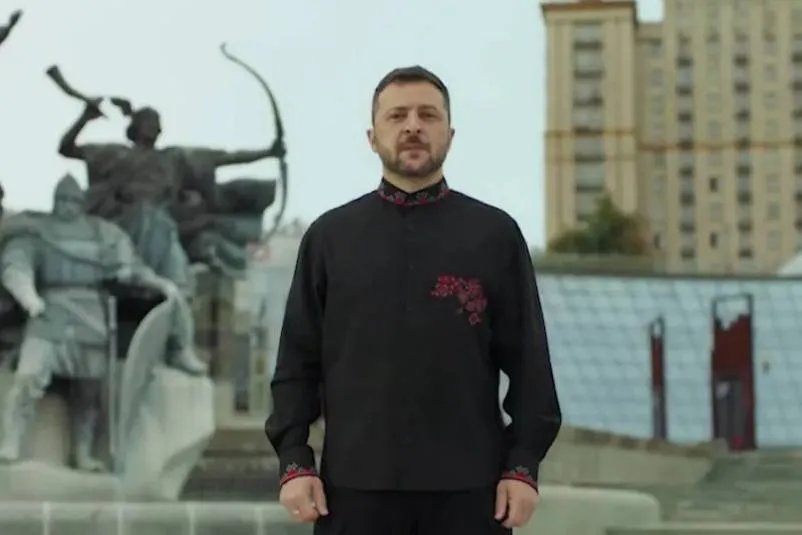Вырядился, чтобы быть ближе: Зеленский в вышиванке поздравил украинцев с праздником