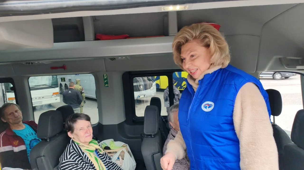 «Ну с приездом, родные»: Москалькова встретила курян, которых вернули с Украины в рамках обмена