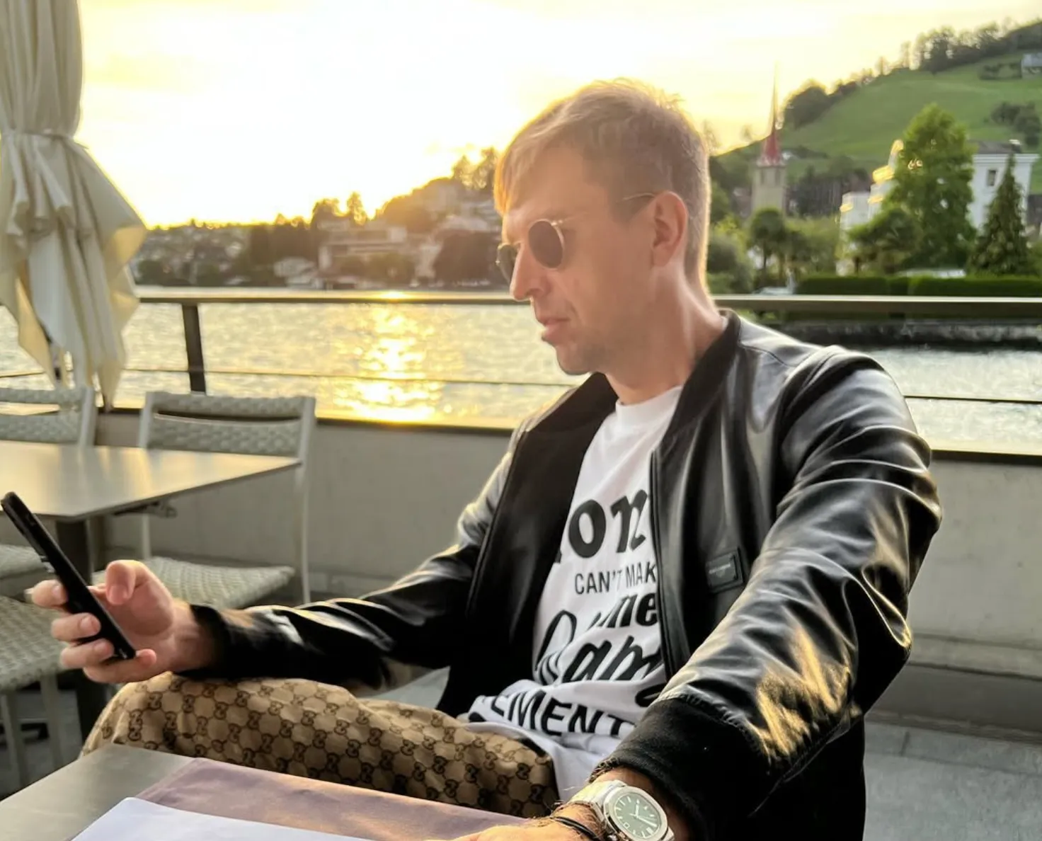 «Хватать за задницу и тащить в туалет»: Сбежавший из РФ секс-коуч Лесли вызвал гнев у полячек