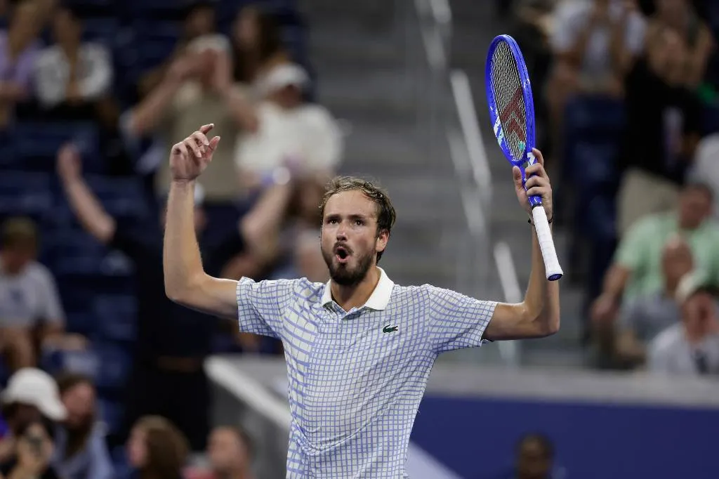 US Open отстранил фотографа, который выбежал на корт в матче Медведева с Бонзи