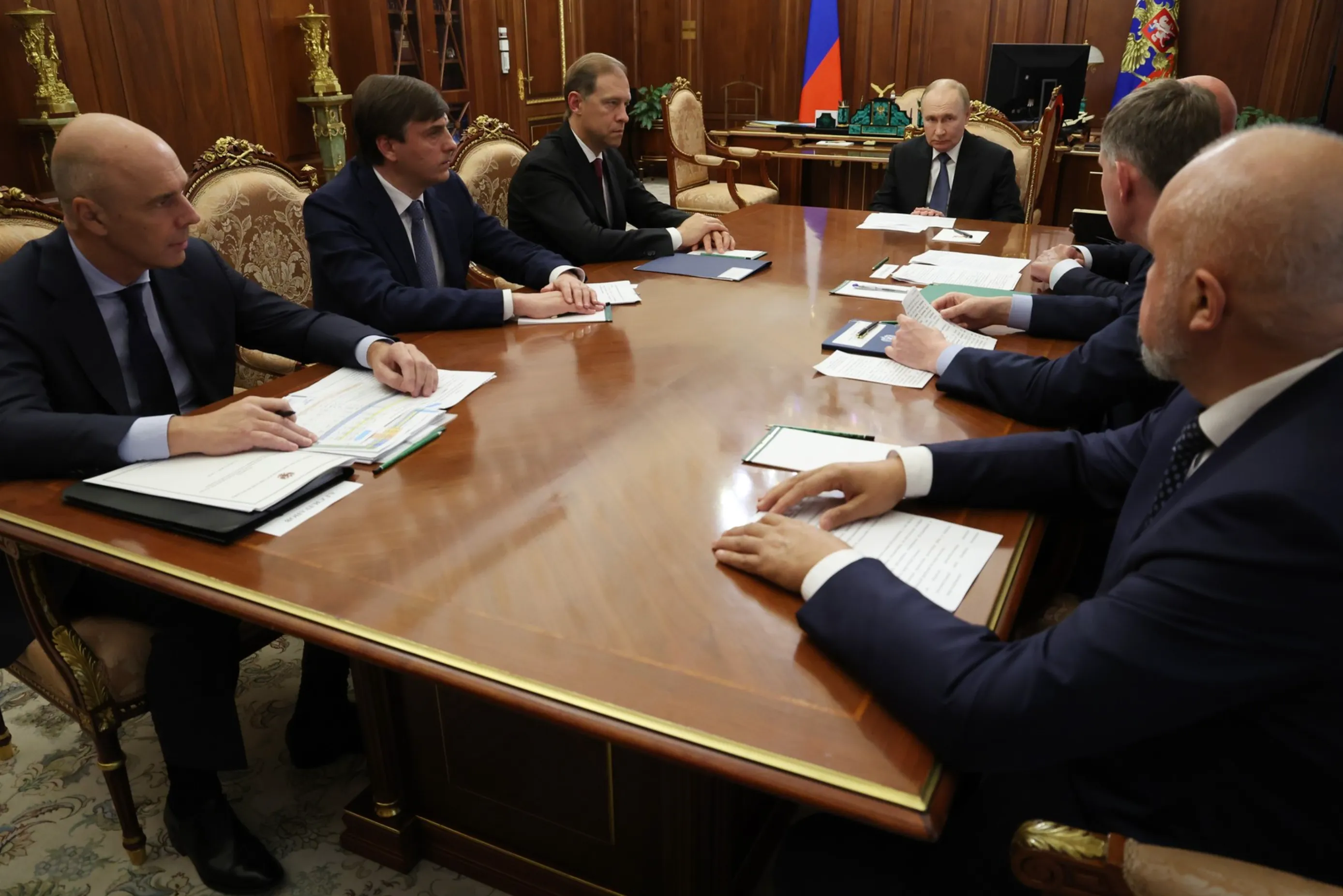 Путин выслушал доклады членов кабмина о готовности школ, экономике и туризме