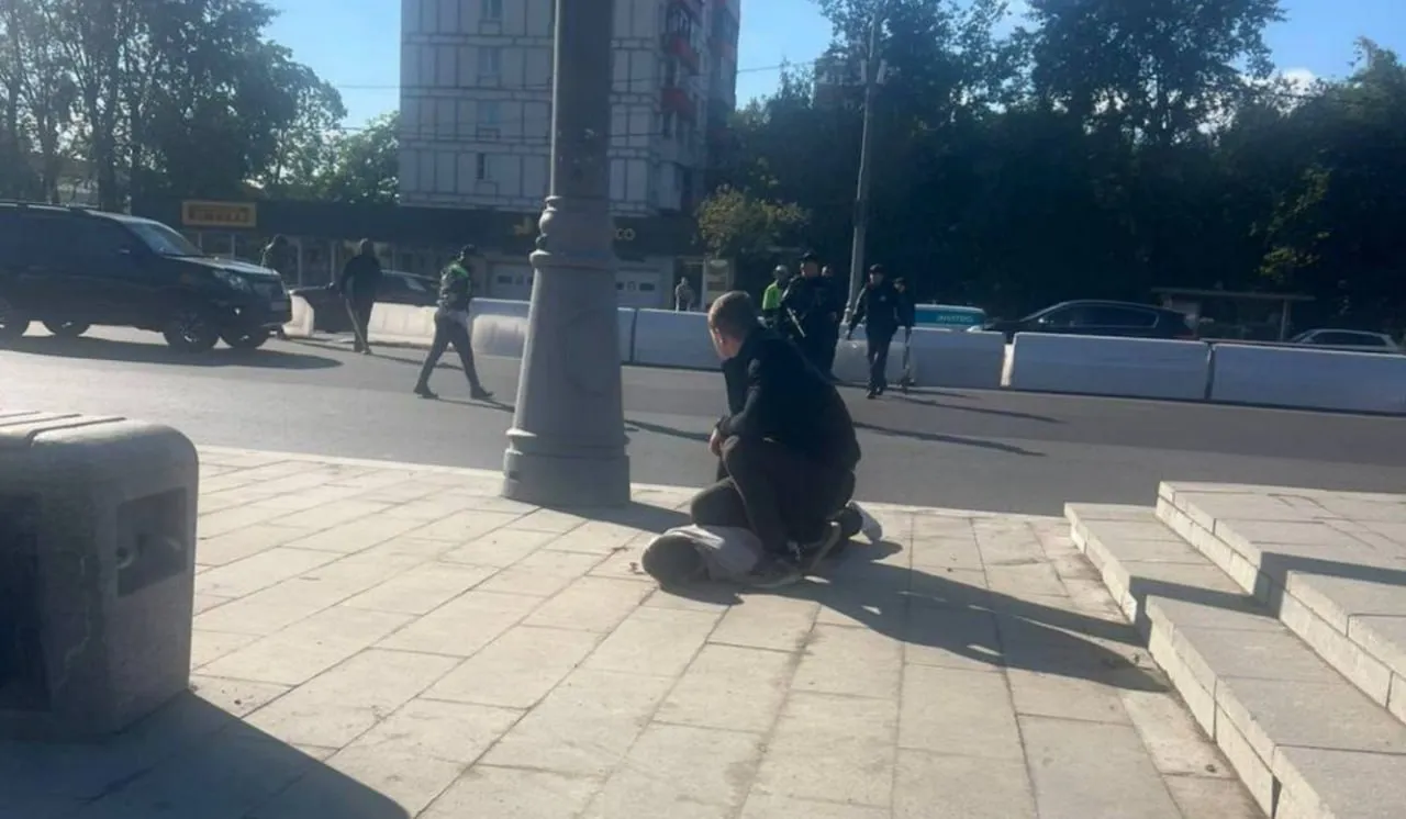 Раскрыт мотив иностранца, который напал на московских полицейских с коктейлем Молотова и ножом