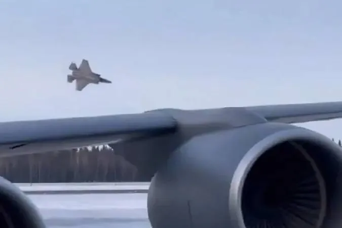 Пилот F-35 почти час консультировался с инженерами перед крушением на Аляске