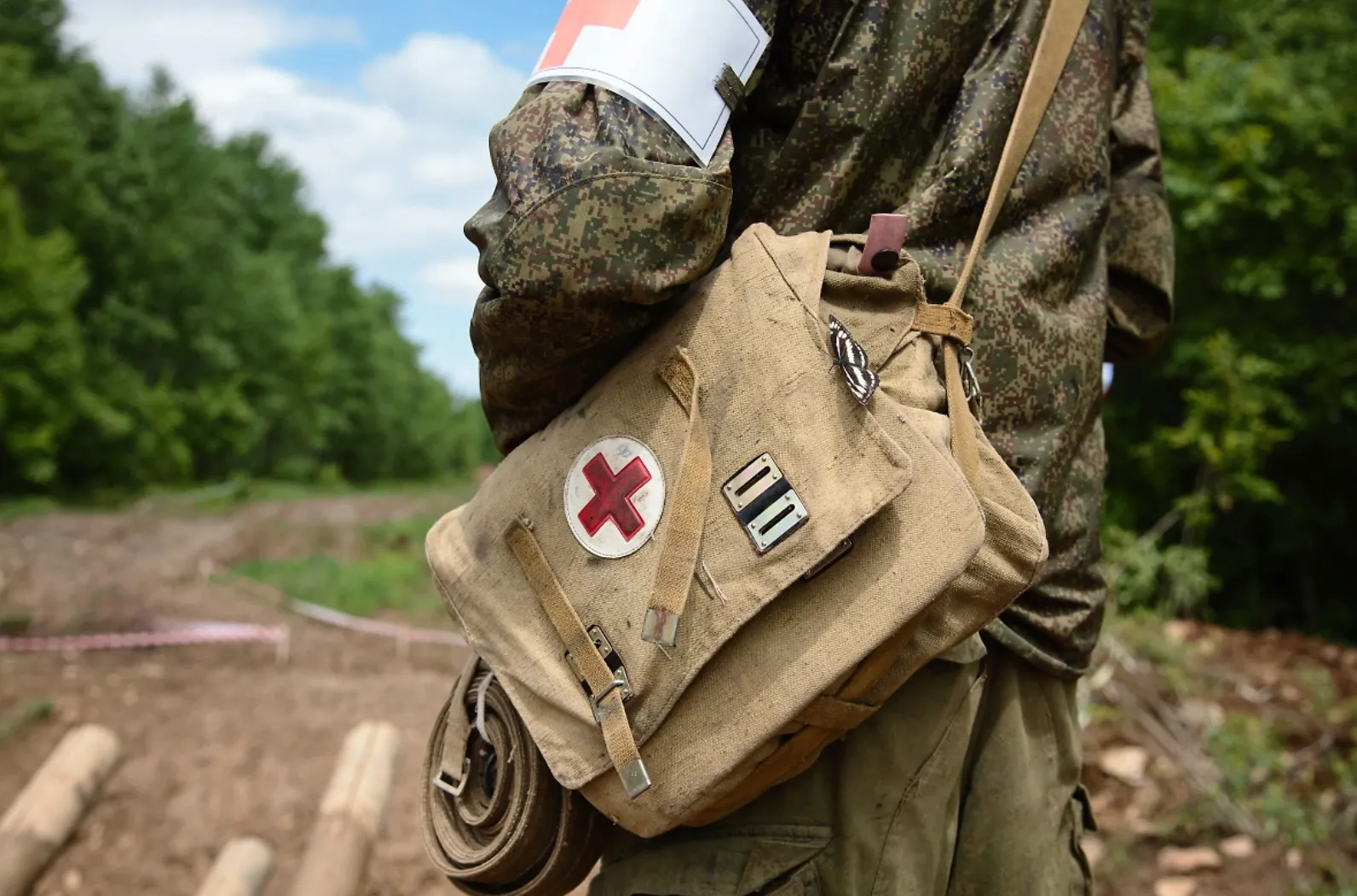 Потерял почти всю кровь: Военные хирурги провели уникальную операцию в зоне СВО