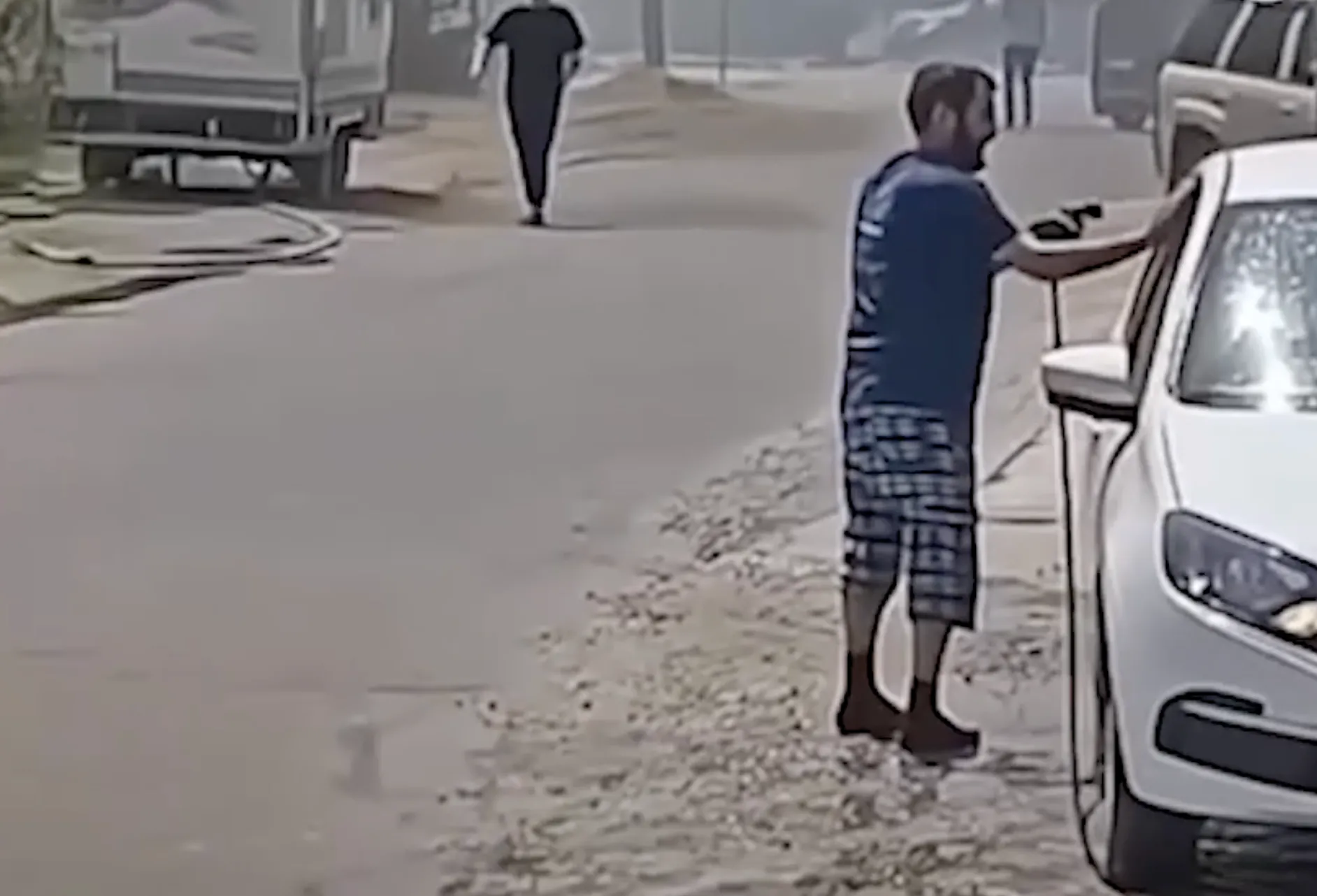 «Своя движуха»: Россиянин невозмутимо помыл свою «ласточку» на фоне горящего дома и стал мемом