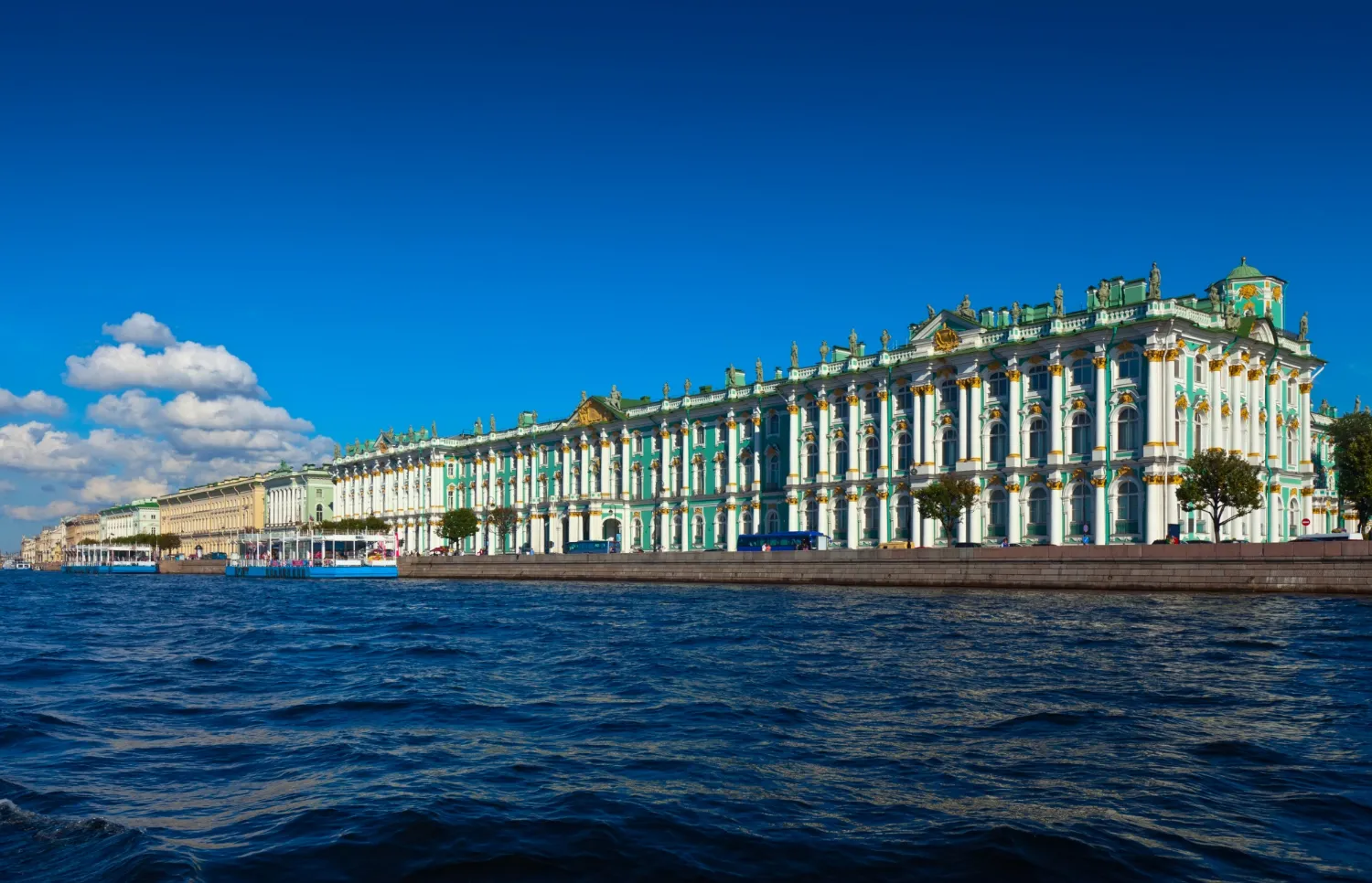 Эколог раскрыл причину резкого химического запаха в Петербурге