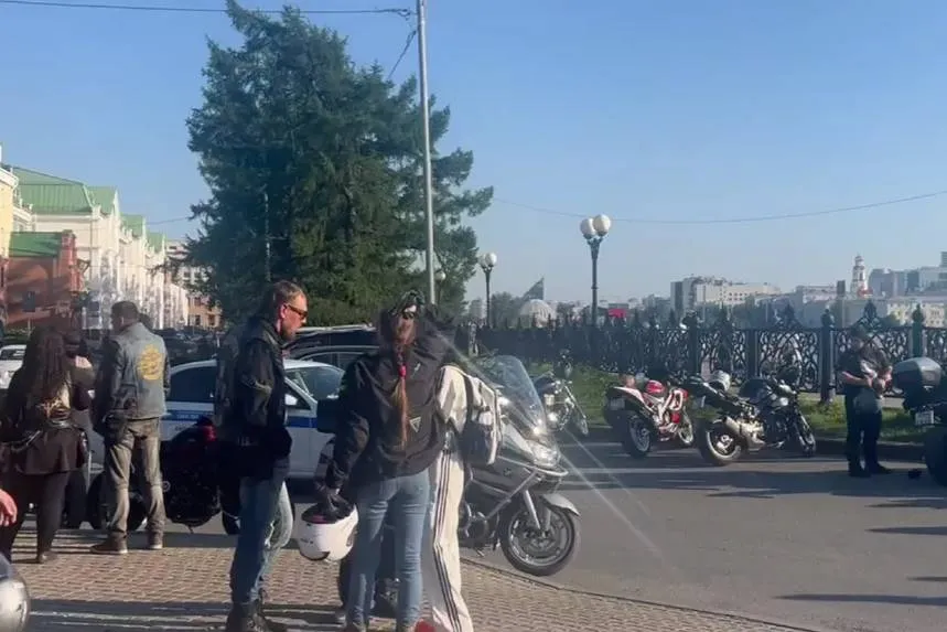 Толпа байкеров провела сход в Екатеринбурге из-за сбитой авто мотоциклистки