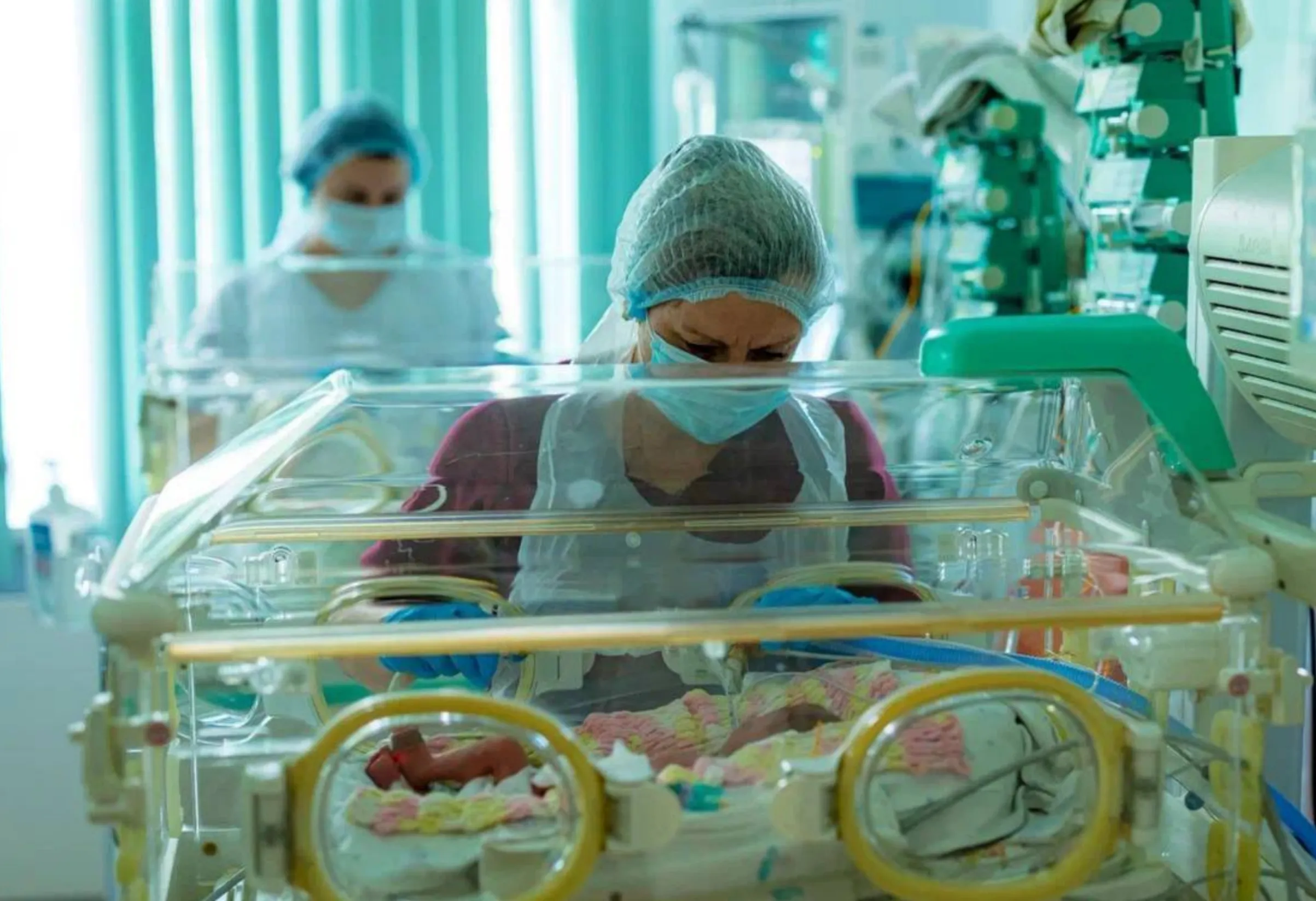 В Москве врачи спасли тройняшек, которые родились на 30-й неделе беременности