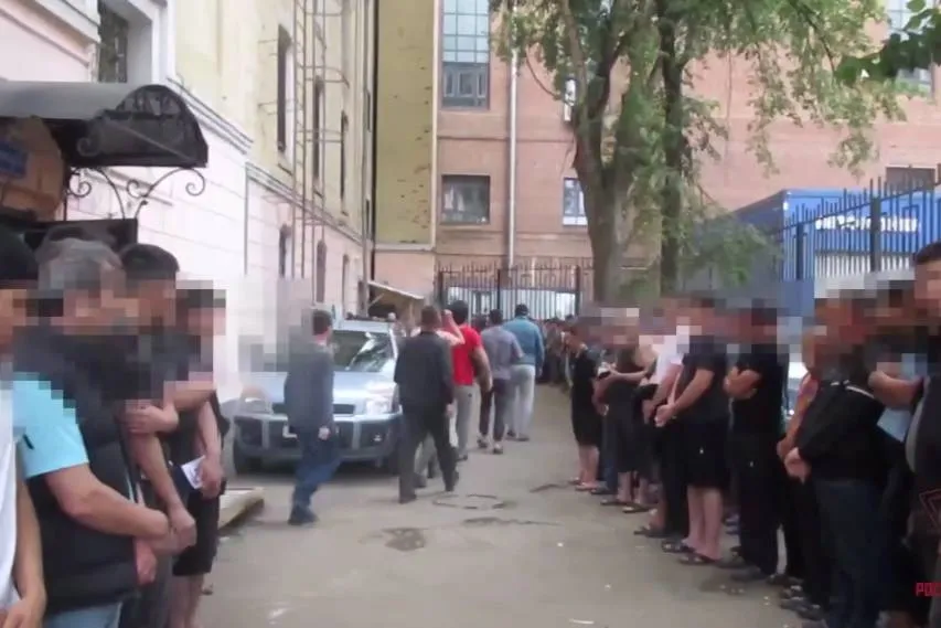 Почти три сотни мигрантов задержаны в московском хостеле