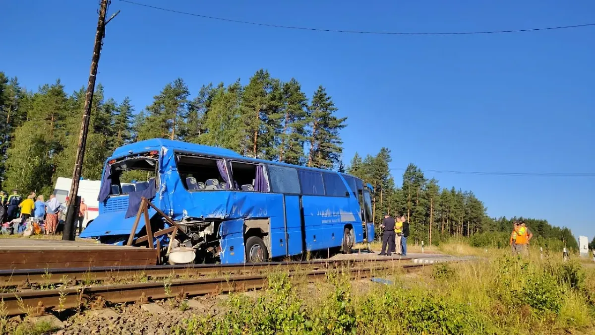 Водителя автобуса, столкнувшегося с поездом в Ленобласти, задержали