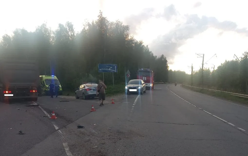 Двое взрослых и ребёнок погибли в ДТП с самосвалом и легковушкой в Подмосковье