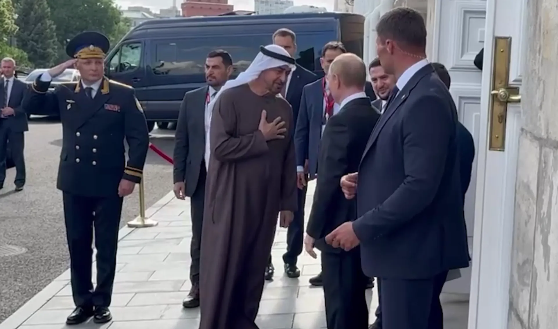 Путин лично проводил президента ОАЭ до машины после переговоров в Кремле