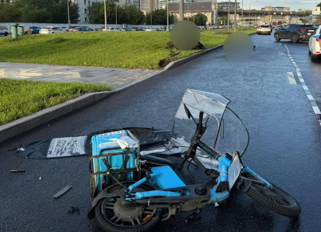 Два человека погибли в ДТП с мотоциклом и электровелосипедом в Москве