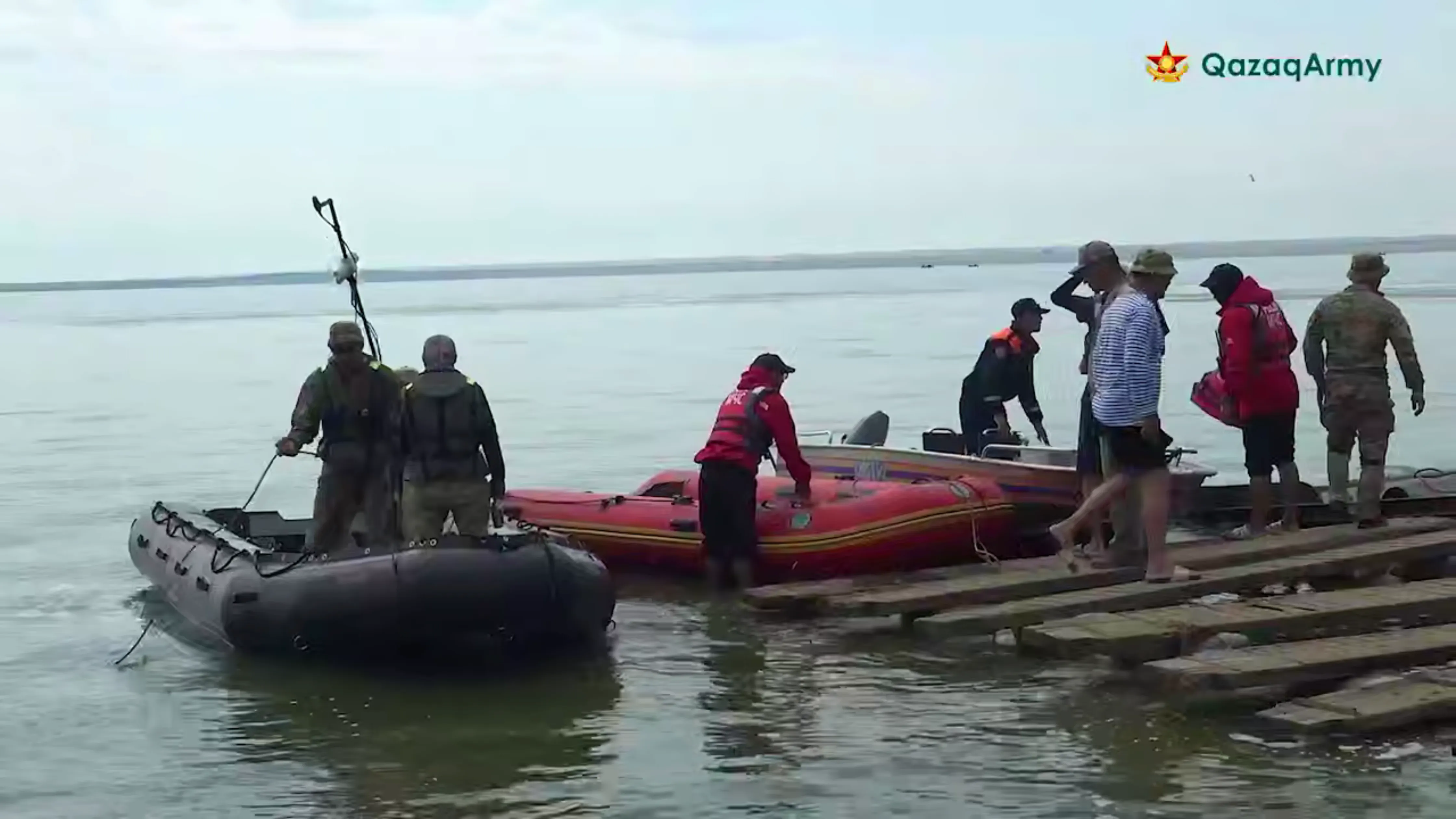 Военный вертолёт упал в озеро в Казахстане, водолазы нашли одного погибшего