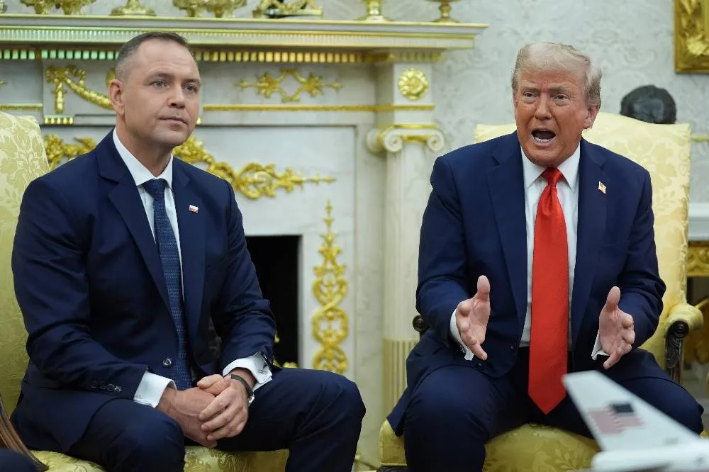 Президент Польши Навроцкий обсудил с Трампом инцидент с дронами