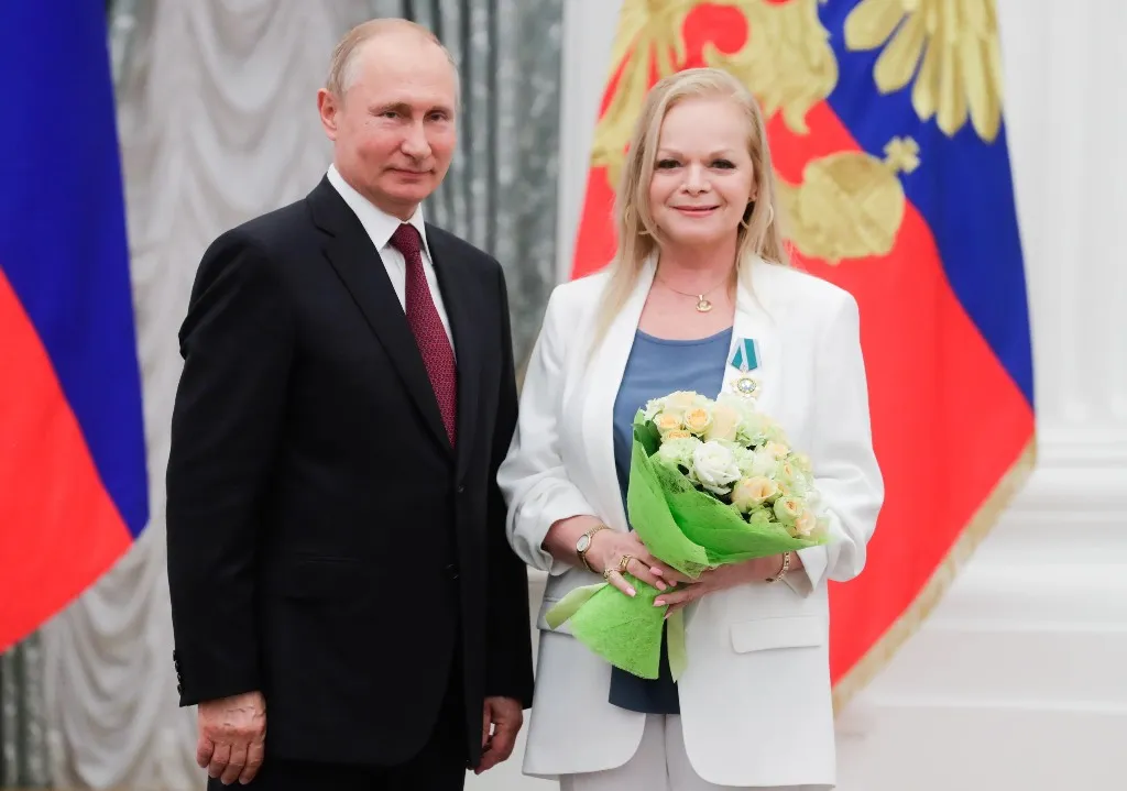 Путин назвал Долину, отмечающую 70-летие, выдающейся певицей