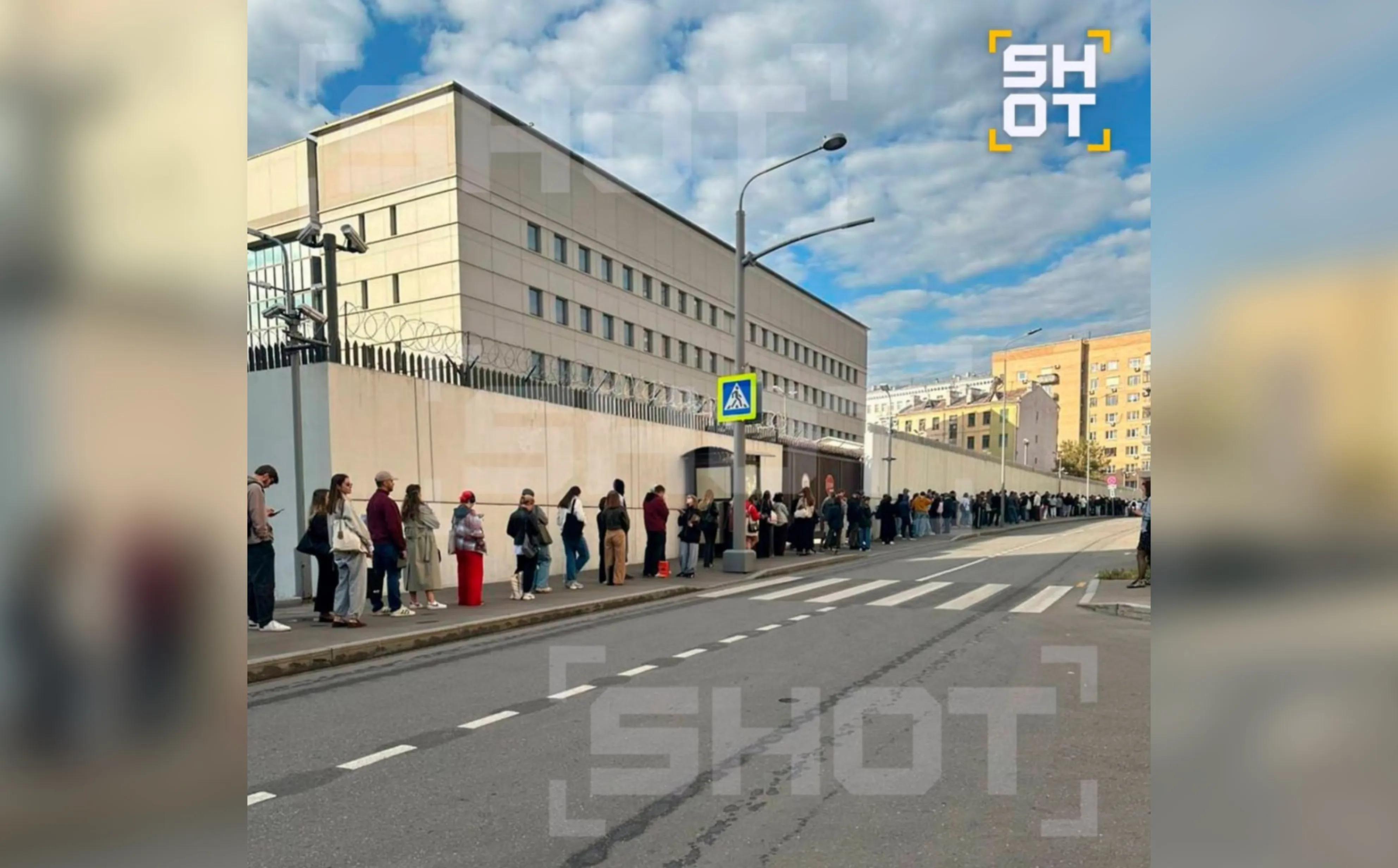 SHOT: рекордно длинные очереди образовались у посольства Японии в Москве