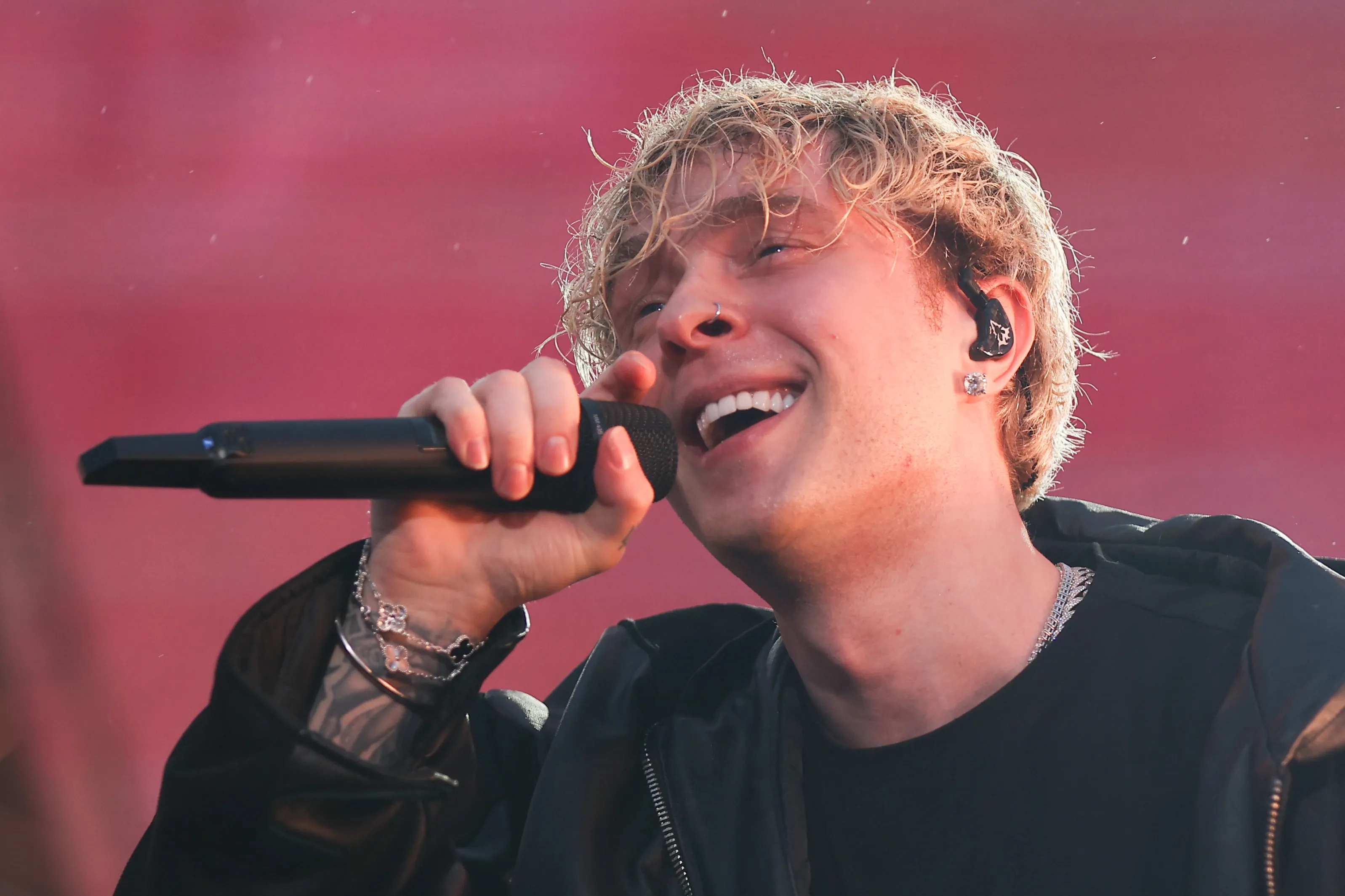 Жители Башкирии требуют лишить Крида звания заслуженного артиста республики