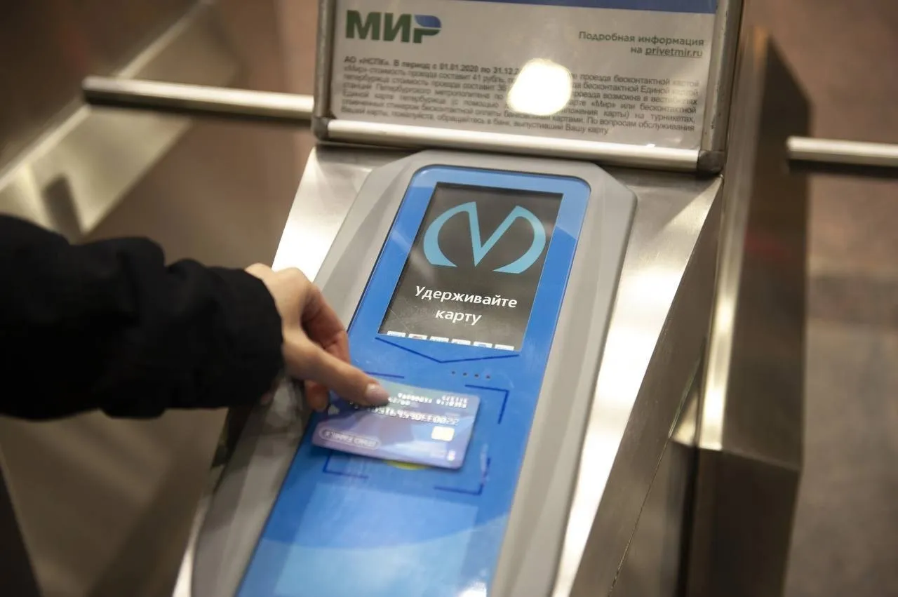 Пришлось покупать жетоны: Крупный сбой парализовал работу петербургского метро