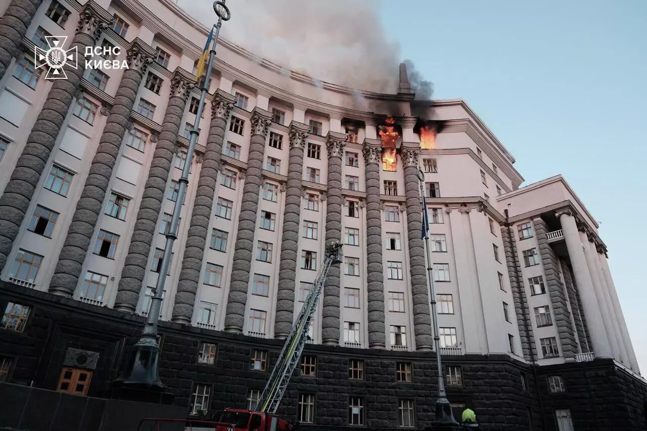 «Верхние этажи повреждены»: Премьер Украины заявила о первом за СВО ударе по кабмину