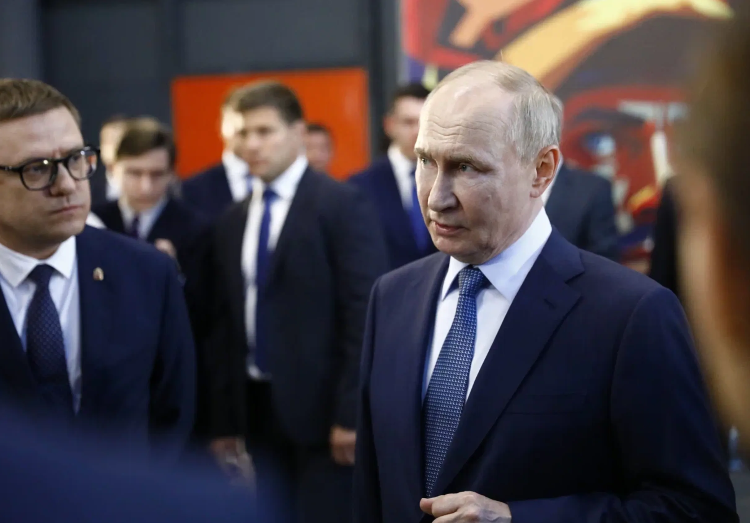 Песков раскрыл, за какими сериалами Путин коротает время в долгих перелётах