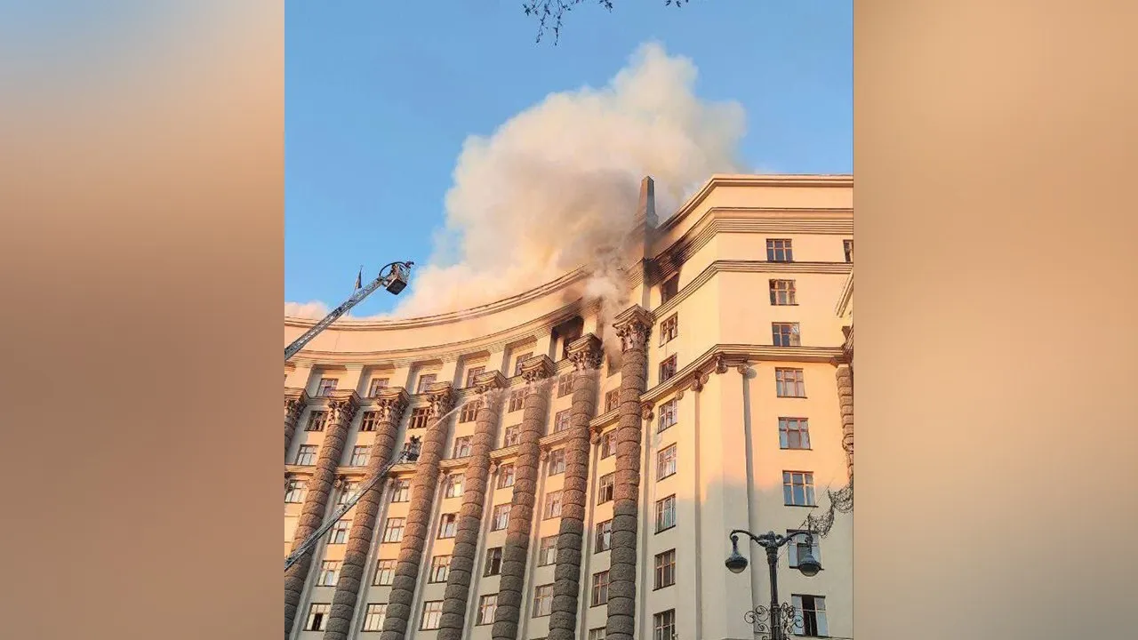 SHOT опубликовал фото здания кабмина Украины в Киеве, охваченного пламенем