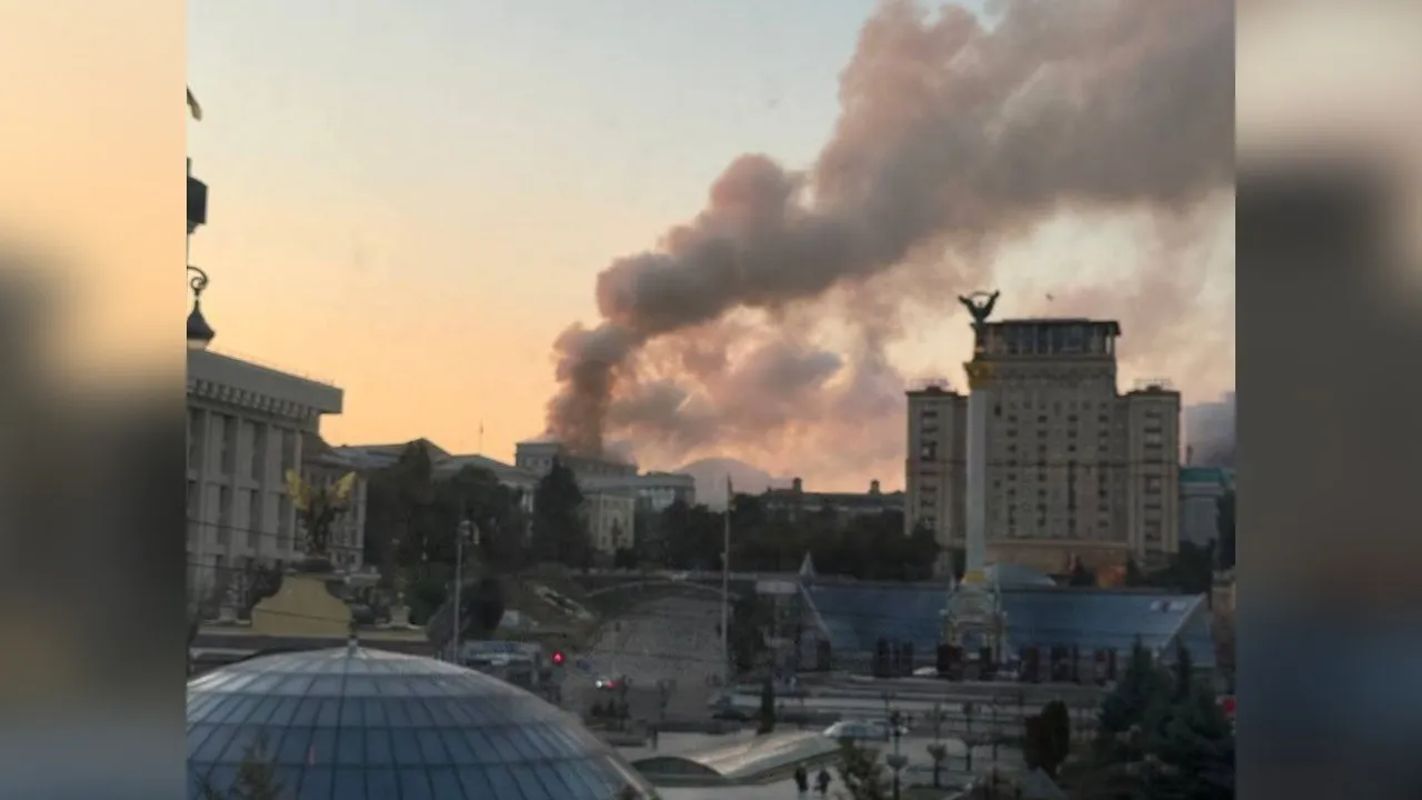 В Киеве загорелось здание кабинета министров после ночной атаки