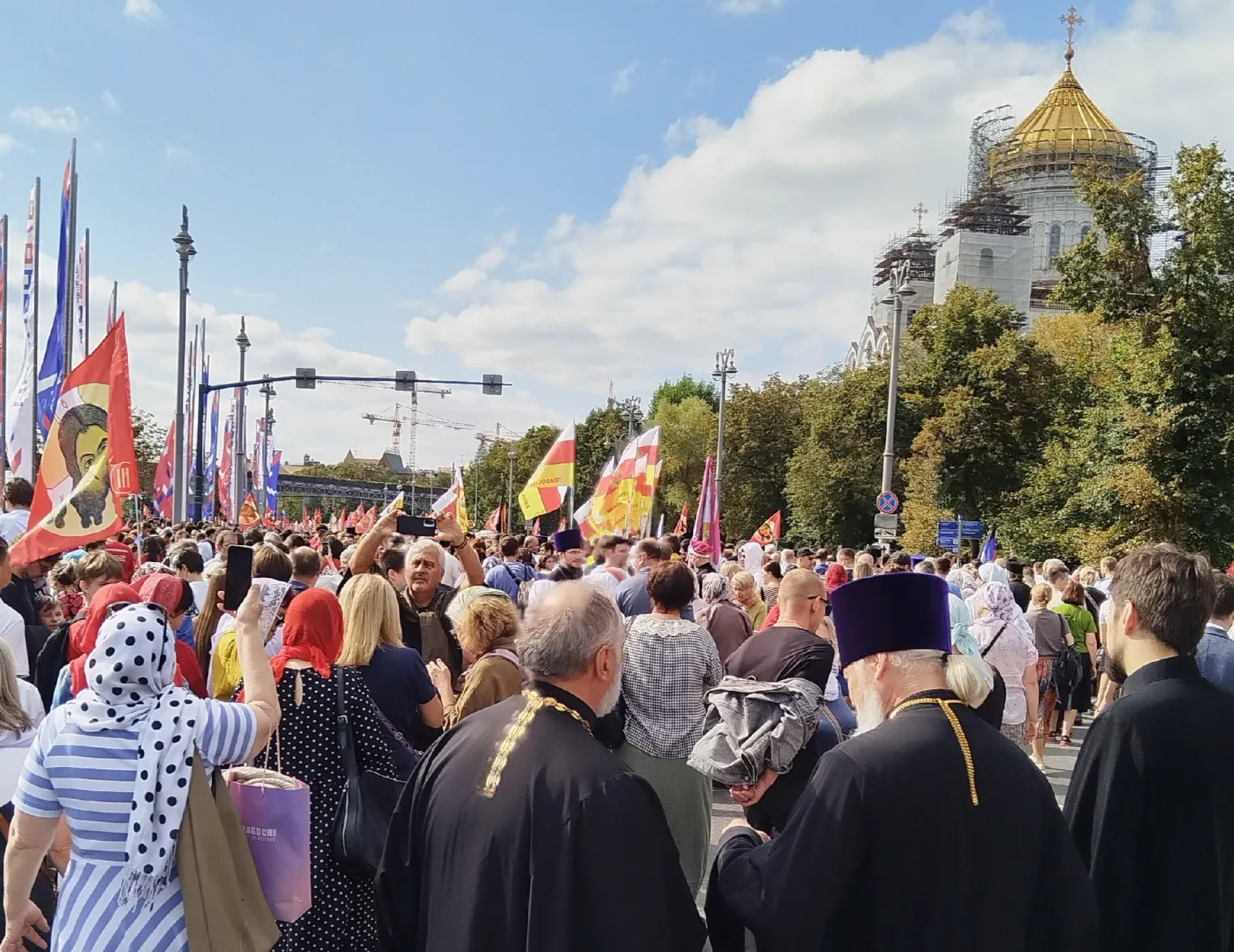 Тысячи верующих пришли к храму Христа Спасителя для участия в крестном ходе