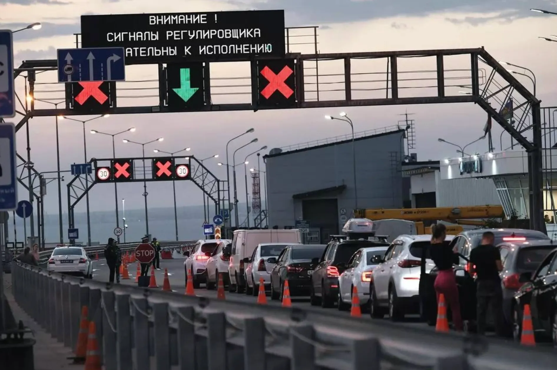 Движение на Крымскому мосту приостанавливали на 40 минут