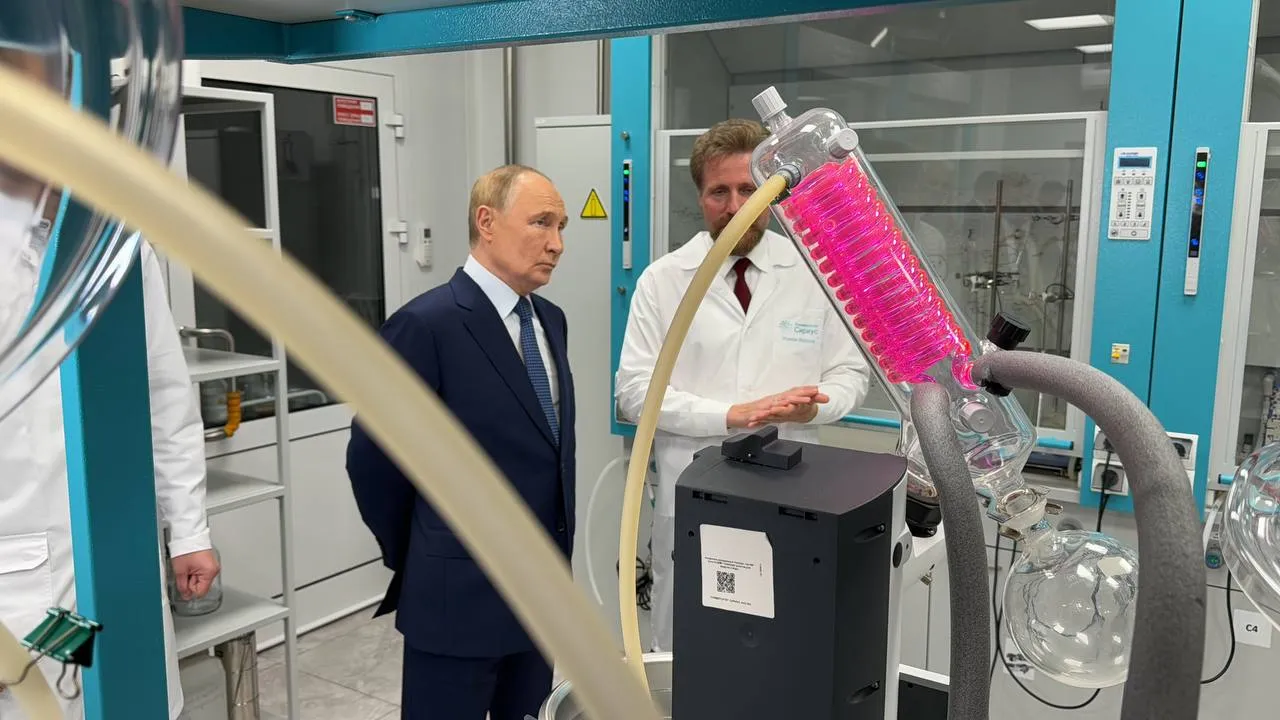 Путину в «Сириусе» показали «молодильную клубнику» и виноград будущего