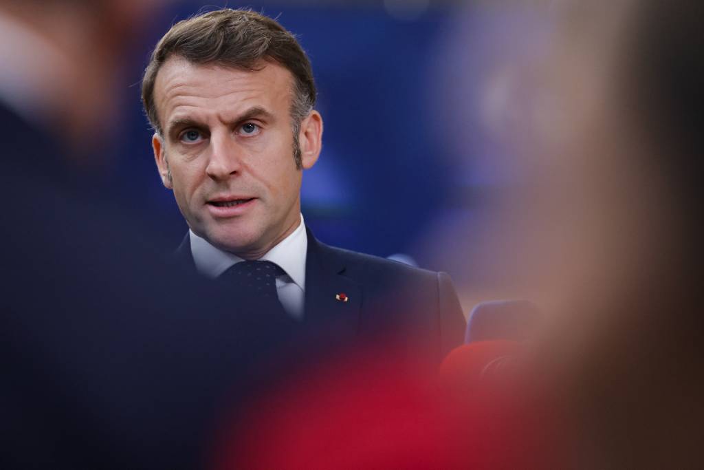 Макрон пообещал, что будет работать до последней секунды своего срока