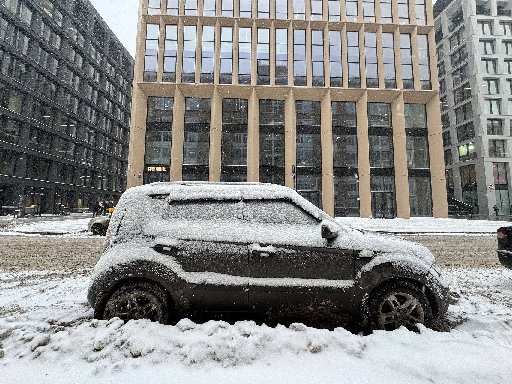 Начинай с трубы! МЧС составило инструкцию по вызволению машины из снежного &laquo;плена&raquo;