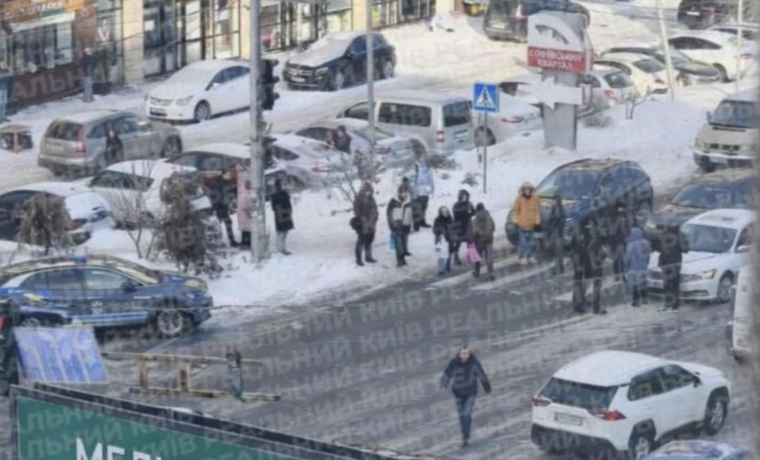 Жители села на окраине Киева перекрыли дорогу из-за отсутствия света