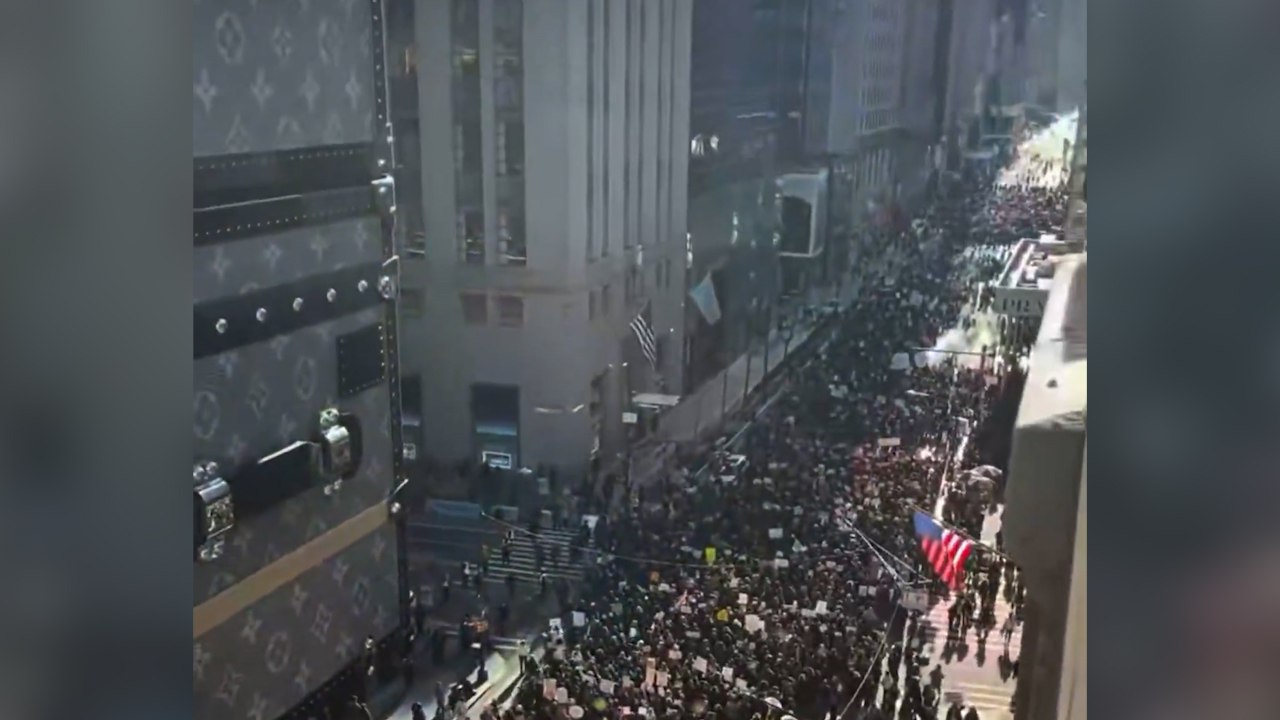 В Нью-Йорке тысячи протестующих вышли на марш против политики Трампа