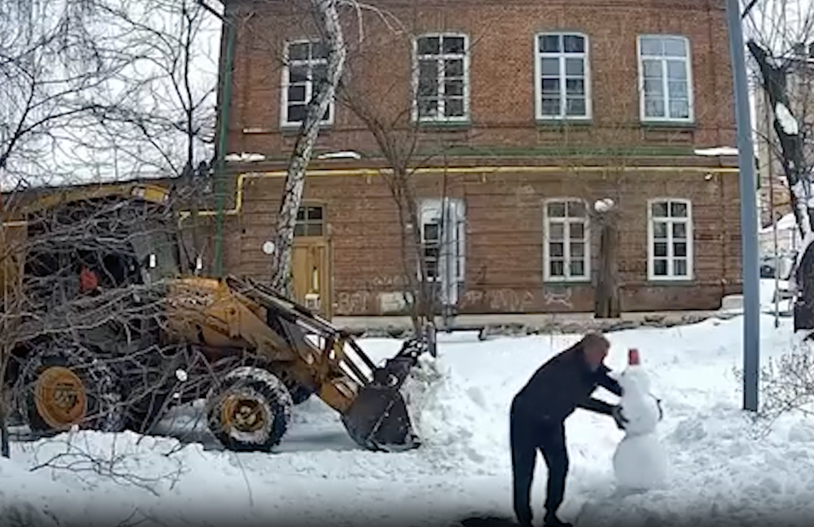 Подрабатывающий уборкой улиц Меладзе спас снеговика и прогремел на всю Россию